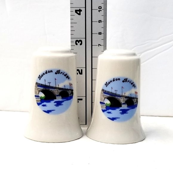 Set of Vintage White London Bridge Porcelain Salt and Pepper Shakers - Picture 4 of 5